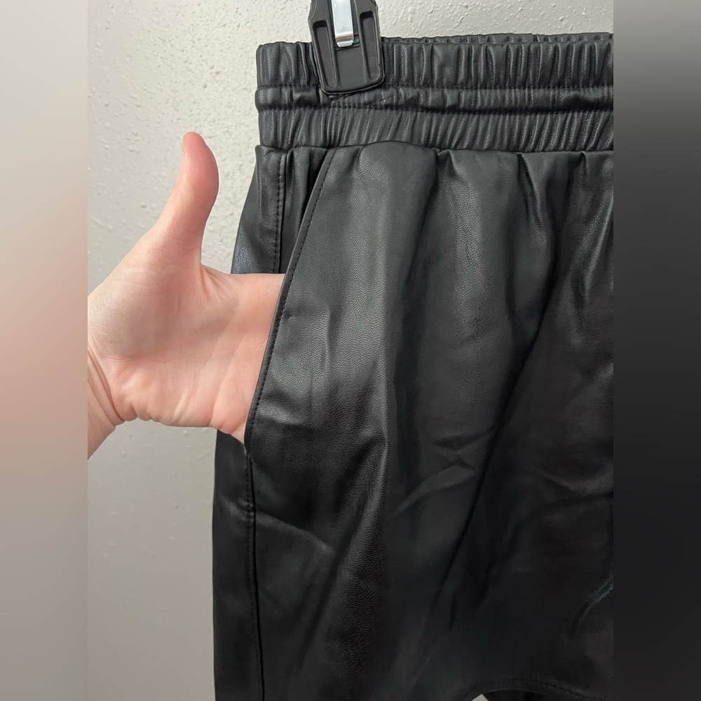 Paige Vivette Leather Look Shorts In Black Size Small New - Picture 8 of 11
